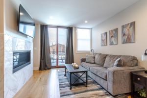 Μια τηλεόραση ή/και κέντρο ψυχαγωγίας στο Eagle Nest on Grand Ave