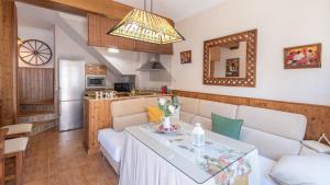 a kitchen and living room with a table and chairs at Casa Abril by Ruralidays in Setenil