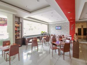 TV a/nebo společenská místnost v ubytování Sweet Karina Hotel Pasteur