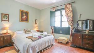 Un dormitorio con una cama y una ventana en Finca El Olivo Llorón Montilla by Ruralidays, en Montilla 30 fotos más