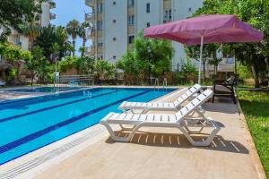 Πισίνα στο ή κοντά στο Melissas Suites Lara