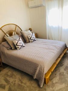 Ένα ή περισσότερα κρεβάτια σε δωμάτιο στο Les genêts ensollés