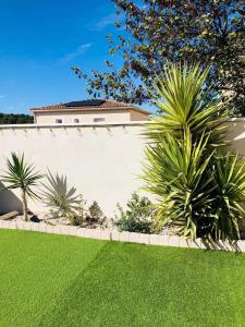 Κήπος έξω από το Les genêts ensollés