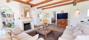 een woonkamer met witte meubels en een open haard bij Dans le centre de la Couarde, superbe villa familiale in La Couarde-sur-Mer