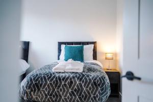 3 Bedroom Free Parking Hale Home في هييل: غرفة نوم بها سرير عليه منشفتان +107 صور