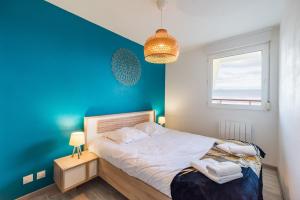 Una cama o camas en una habitación de Grande terrasse vue sur la plage de Trestraou 15 fotos más