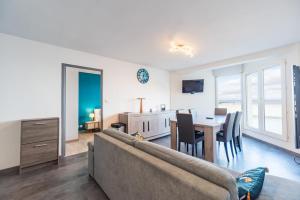 Una televisión o centro de entretenimiento en Grande terrasse vue sur la plage de Trestraou