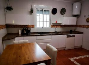 Køkken eller tekøkken på Chalet de Lujo con Piscina Privada cerca de Sevilla