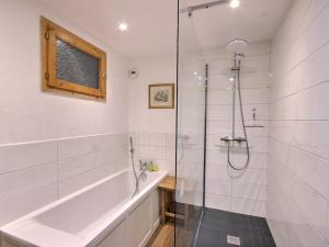 Ένα μπάνιο στο Chalet confortable avec billard, cheminée et Wifi à Vallandry - FR-1-411-545 +8 φωτογραφίες