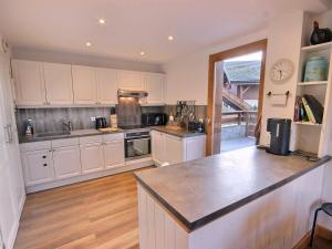 Η κουζίνα ή μικρή κουζίνα στο Chalet confortable avec billard, cheminée et Wifi à Vallandry - FR-1-411-545