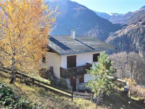 a house on a hill with mountains in the background at Chalet 10 pers au calme à 1 km de la station, 5 pièces avec WiFi et parking - FR-1-411-683 in Landry
