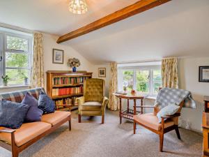 uma sala de estar com dois sofás e uma mesa em 4 Bed in Eskdale SZ158 em Eskdale