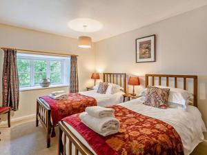 um quarto com duas camas e uma janela em 4 Bed in Eskdale SZ158 em Eskdale