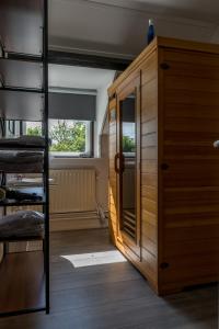 a room with a bunk bed and a ladder at Noorderburcht in Oosterend