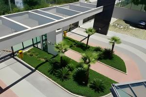 Una vista aérea de un edificio con palmeras. en Arte Studios - Flats decorados, wifi, estacionamento, piscina, academia, en Río de Janeiro