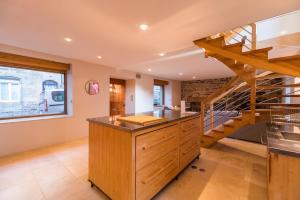 eine Küche mit einer Holztreppe und einem Treppenhaus in der Unterkunft Sejour prestige a Lannion entre ville et plages in Lannion + 28 Fotos