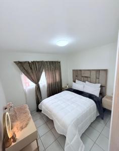 Postel nebo postele na pokoji v ubytování The Sunset Lifestyle near Carnival City