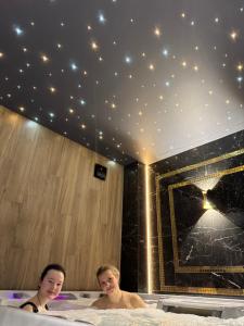 Dos mujeres en una bañera con estrellas en el techo. en Moris Beach Hotel, en Gdansk 107 fotos más