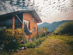 a house with a balcony on the side of it at Cabañas LuCes del Pirque in El Hoyo