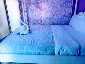 En eller flere senge i et værelse på Paradise hotel + 3 billeder