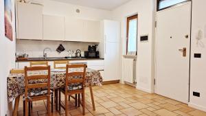 O bucătărie sau chicinetă la Re Lear Al Lago