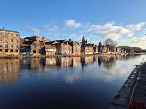 ein Blick auf eine Stadt mit einem Fluss und Gebäuden in der Unterkunft Entire Flat in York City Centre in York
