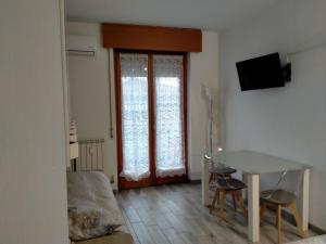 TV a/nebo společenská místnost v ubytování Monolocale policlinico gb rossi borgo roma verona