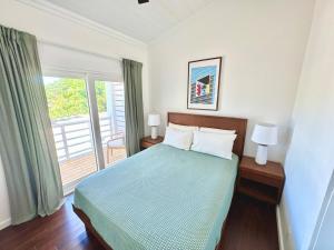 Voodi või voodid majutusasutuse Blue For You, 3 bedroom home with pool, Hope Town toas +10 fotot