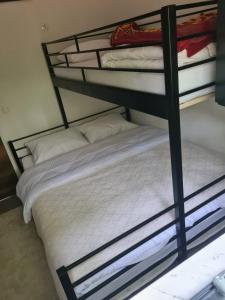 En eller flere senge i et værelse på Villa Aria