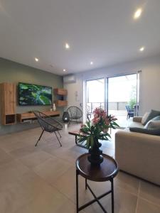 Μια τηλεόραση ή/και κέντρο ψυχαγωγίας στο Bains & Rituels de Saint Clair Loft Sento & Spa