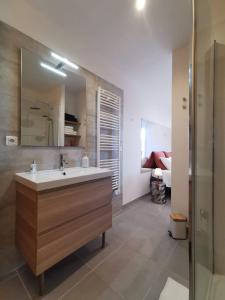 Ένα μπάνιο στο Bains & Rituels de Saint Clair Loft Sento & Spa