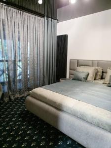 una camera da letto con un letto e una grande finestra di Casa Daria a Durau