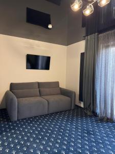 un soggiorno con divano e TV a schermo piatto di Casa Daria a Durau Altre 12 foto