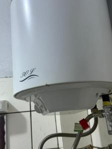 Un primer plano de un tanque de inodoro blanco en un baño. en Iron guest house, en Yaoundé