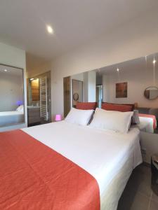 Ένα ή περισσότερα κρεβάτια σε δωμάτιο στο Bains & Rituels de Saint Clair Loft Sento & Spa