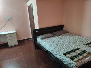 Ένα ή περισσότερα κρεβάτια σε δωμάτιο στο Canara Highway Home Stay