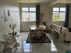 un soggiorno con un tavolo e un divano di Quarto individual ou casal a Belém Altre 7 foto