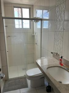 un bagno con doccia, WC e lavandino di Quarto individual ou casal a Belém