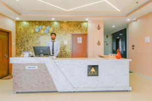 Ο χώρος του λόμπι ή της ρεσεψιόν στο Hotel O Mapples Inn Palace