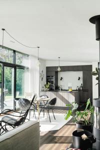 Vejby StrandIndulgence In Architect-Designed House In Vejby的配有桌椅的厨房和客厅