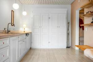 Nhà bếp/bếp nhỏ tại Summer House Close To Nature By The Limfjord +32 ảnh