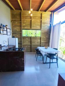 a kitchen and dining room with a table and chairs at Apartamento de 2 Quartos para 4 Pessoas - 5 min da Praia in Garopaba