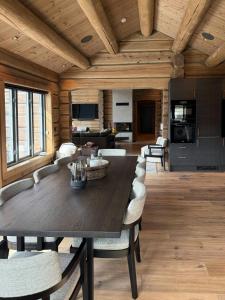 Χώρος καθιστικού στο Luxurious Log Cabin At Mostertoppen