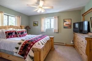 una camera da letto con un letto e una TV a schermo piatto di WP Top Floor Getaway a Hideaway Park