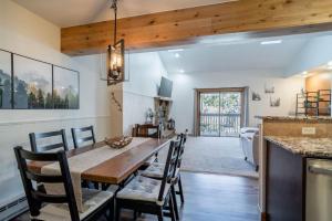 una cucina e una sala da pranzo con tavolo e sedie in legno di WP Top Floor Getaway a Hideaway Park