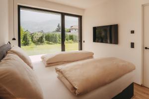 a room with two pillows and a window at Luna apartments in Terlano