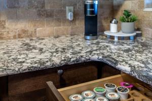 un piano di lavoro in marmo con un cassetto in una cucina di WP Top Floor Getaway a Hideaway Park Altre 46 foto