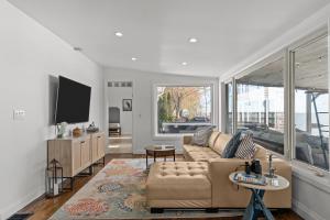 un soggiorno con un divano e una TV di E&S Lake House Retreate&S Lake House Retreat ad Amherstburg