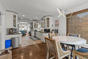 una cucina con un tavolo e sedie in una stanza di E&S Lake House Retreate&S Lake House Retreat ad Amherstburg