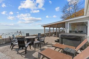 un patio con sedie e un pianoforte su una casa di E&S Lake House Retreate&S Lake House Retreat ad Amherstburg